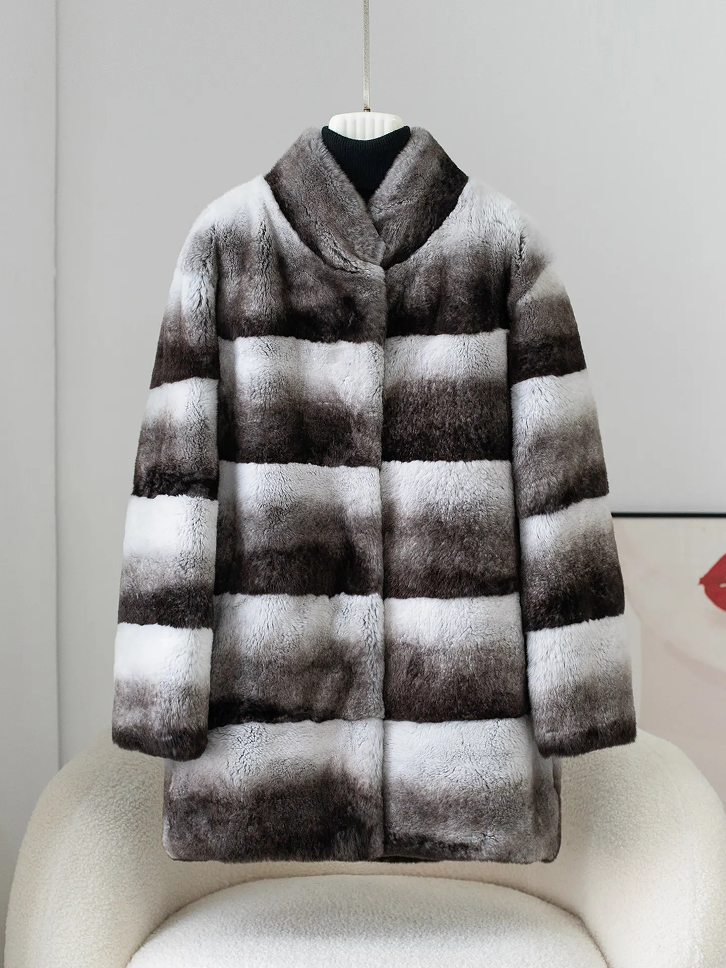 Un abrigo de piel Haining de longitud media para mujer en el invierno de 2025, con un abrigo completo de alta gama de piel de conejo de visón y un stand-up.