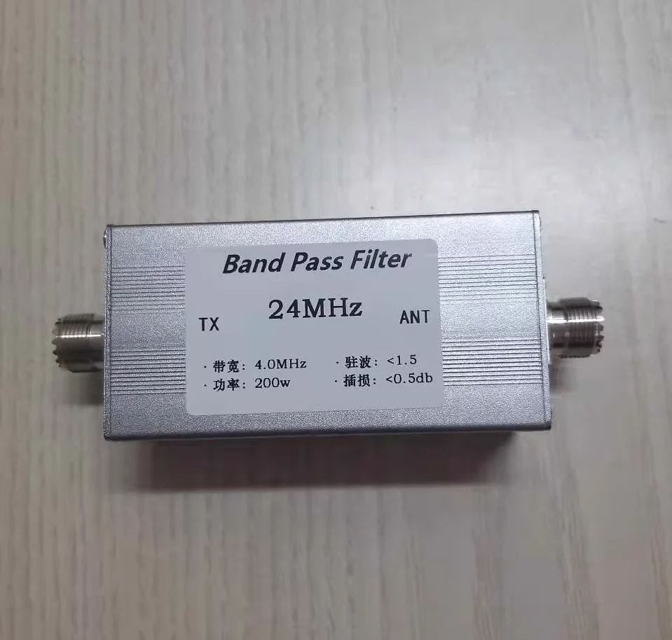 Filtr pasmowy o wysokiej izolacji, działający w zakresie częstotliwości krótkofalowych: 7 MHz, 14 MHz, 18 MHz, 21 MHz, 24 MHz, 27,5 MHz, 28 MHz. Zwiększa czułość i redukuje zakłócenia. — zdjęcie produktu 6