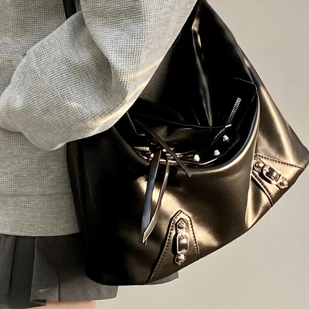 Borsa da locomotiva con rivetti casual di grande capacità Borsa a tracolla retrò di nuovo design punk Borsa da viaggio elegante in PU sotto le ascelle