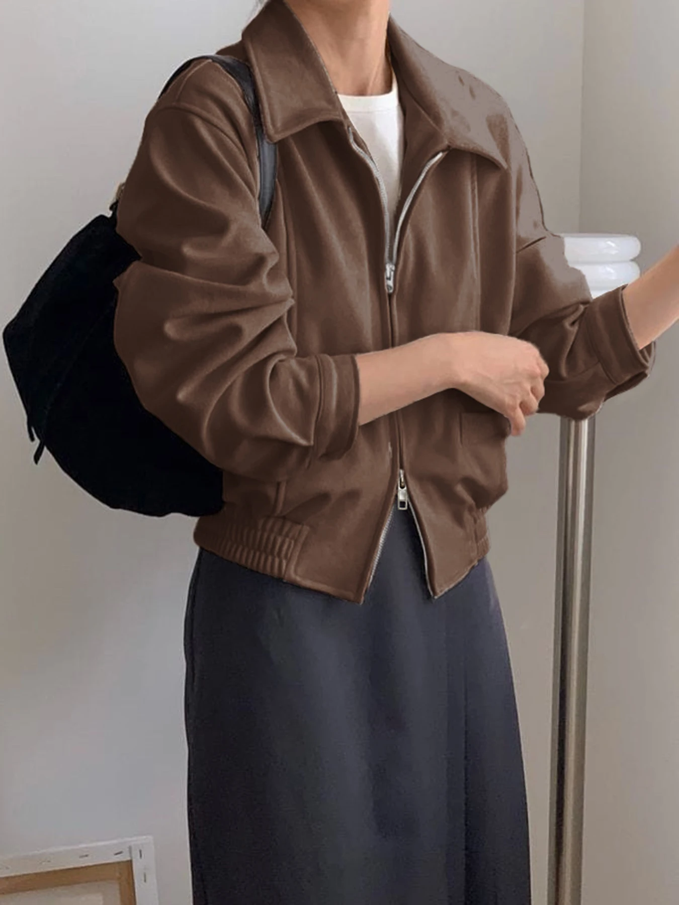 سترة دراجة نارية كلاسيكية بنية عصرية وعصرية للنساء في خريف التجارة عبر الحدود من أوروبا وأمريكا