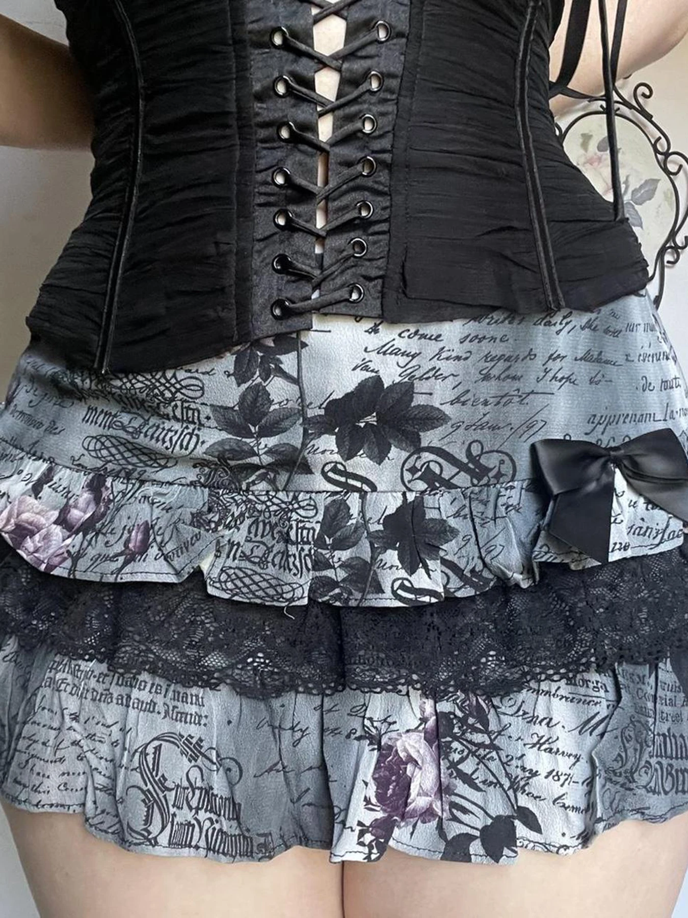 Weekeep Gothic Ästhetischer Kurzer Rock y2k Print Spitze Patchwork Low Rise A-Linie Miniröcke Schwarzer Rock mit Schleifennähten Lady Vintage