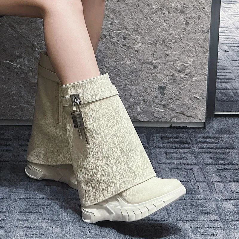 Boots Shark Boots 2025 New Interior Height Boosting Short Boots for Women Thick Bottom Metal Buckle Pants Boots for Women