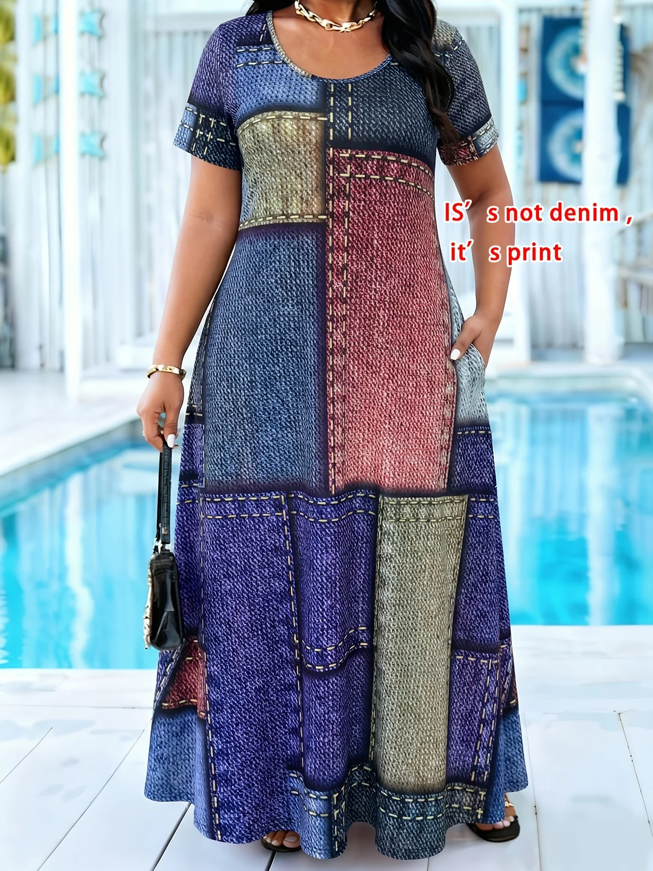 Plus Size Maxikleid mit Patchwork-Print aus Kunstdenim, kurzärmelig, locker sitzendes Freizeitkleid mit Rundhalsausschnitt und Seitentaschen – Detail 2