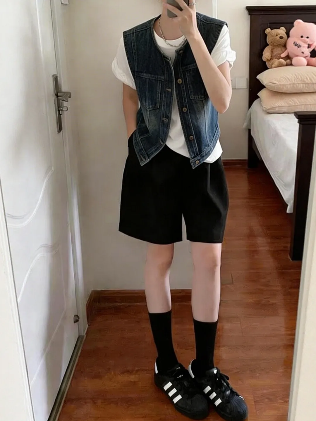 

Элегантный джинсовый жилет на одной пуговице для женщин: модная укороченная безрукавка в художественном стиле, свободного кроя, для летнего гардероба