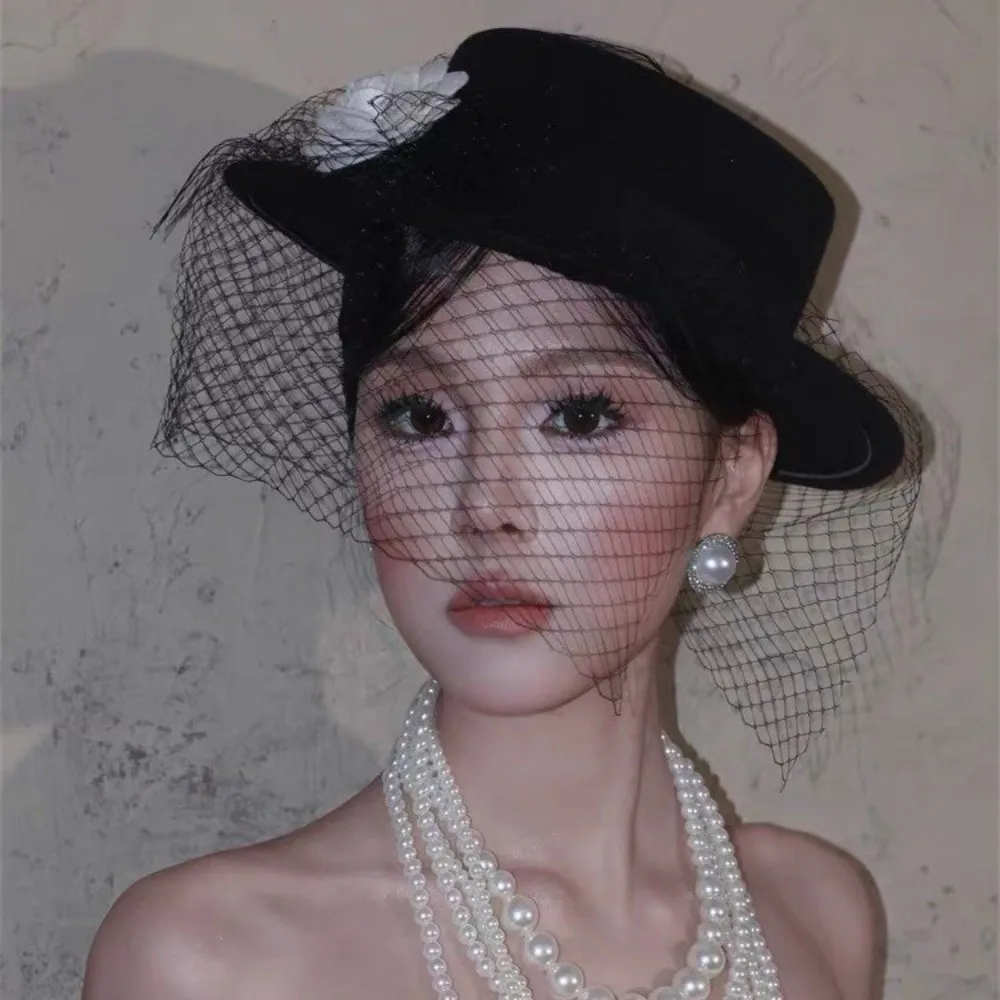 

Черный бархатный сетчатый цилиндр с камелией, сетчатый дизайн, винтажная сетчатая черная бархатная плоская шляпа, модный элегантный стиль в стиле ретро, свадебный головной убор