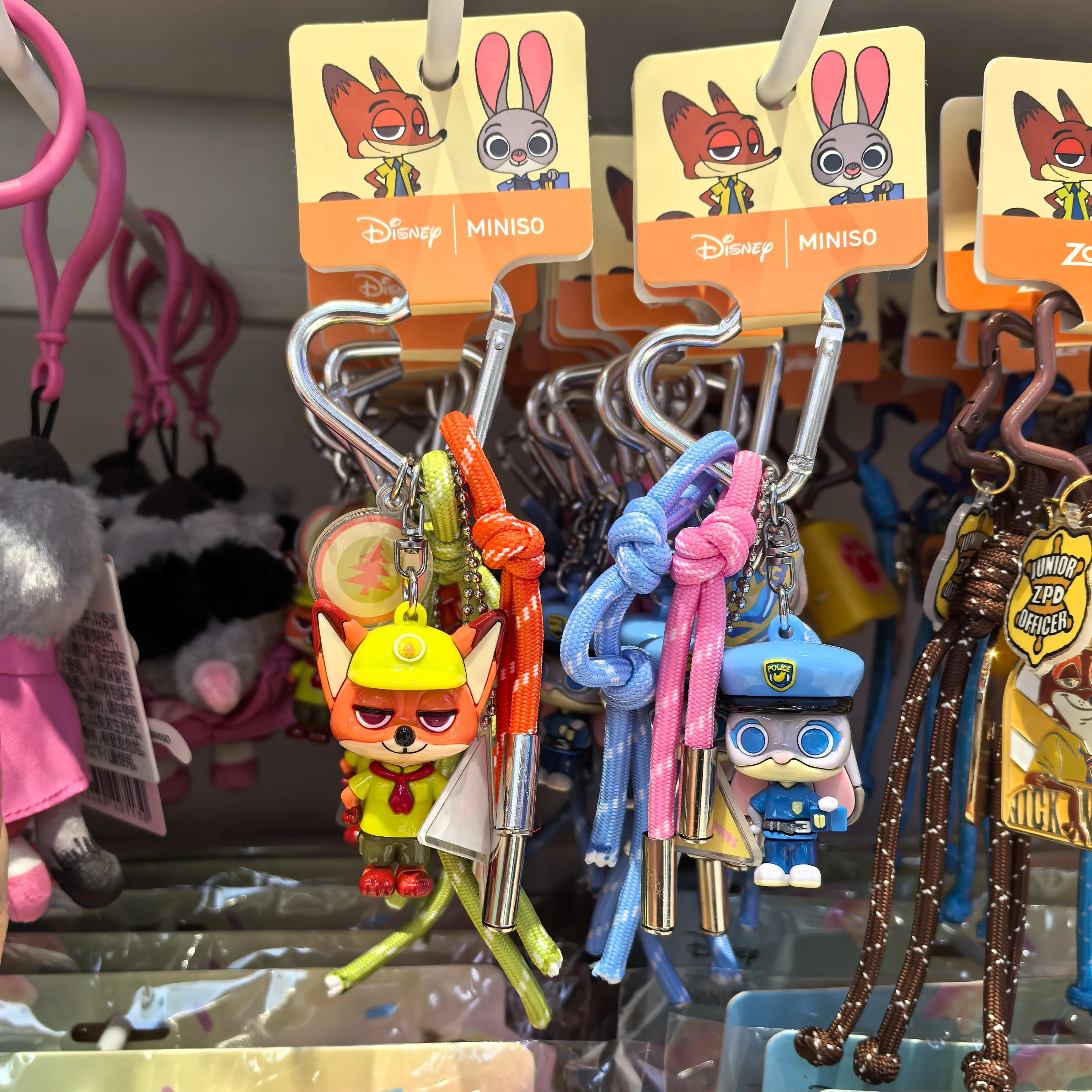 

Disney Zootopia Judy Hopps & Nick Wilde 3D Mini Hat Keychain - Cute Animal Alloy Metal Key Ring Accessories for Backpack