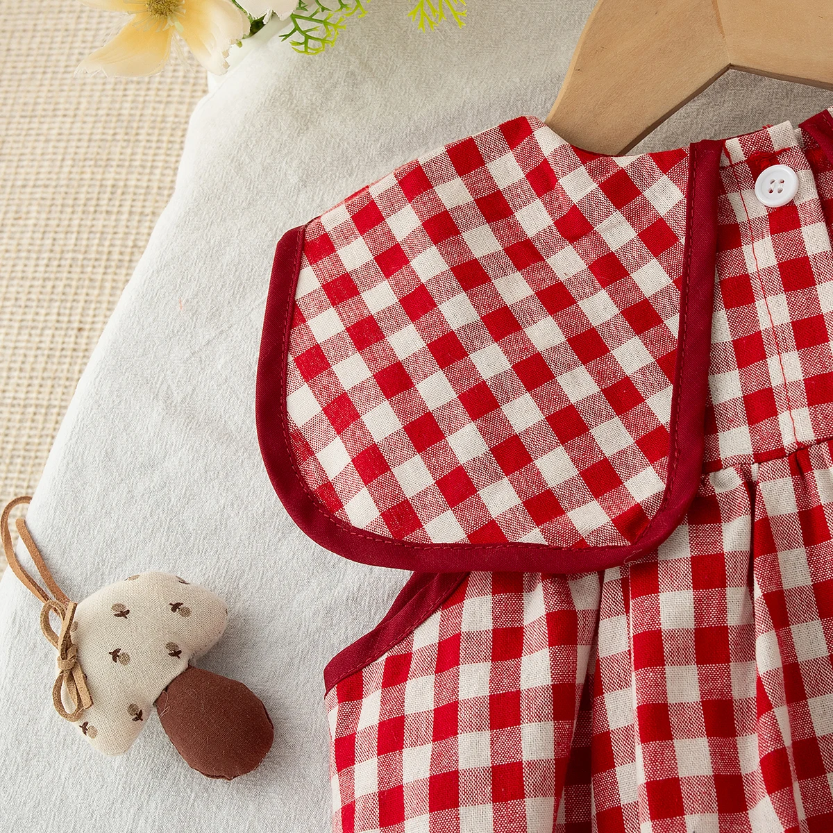 Sommerliches, hübsches Baby-Mädchen-Outfit-Set, bequemes, rot kariertes Oberteil mit Puppenkragen und Cartoon-Stickerei sowie einfarbige weiße Kleinkind-Shorts – Detail 6