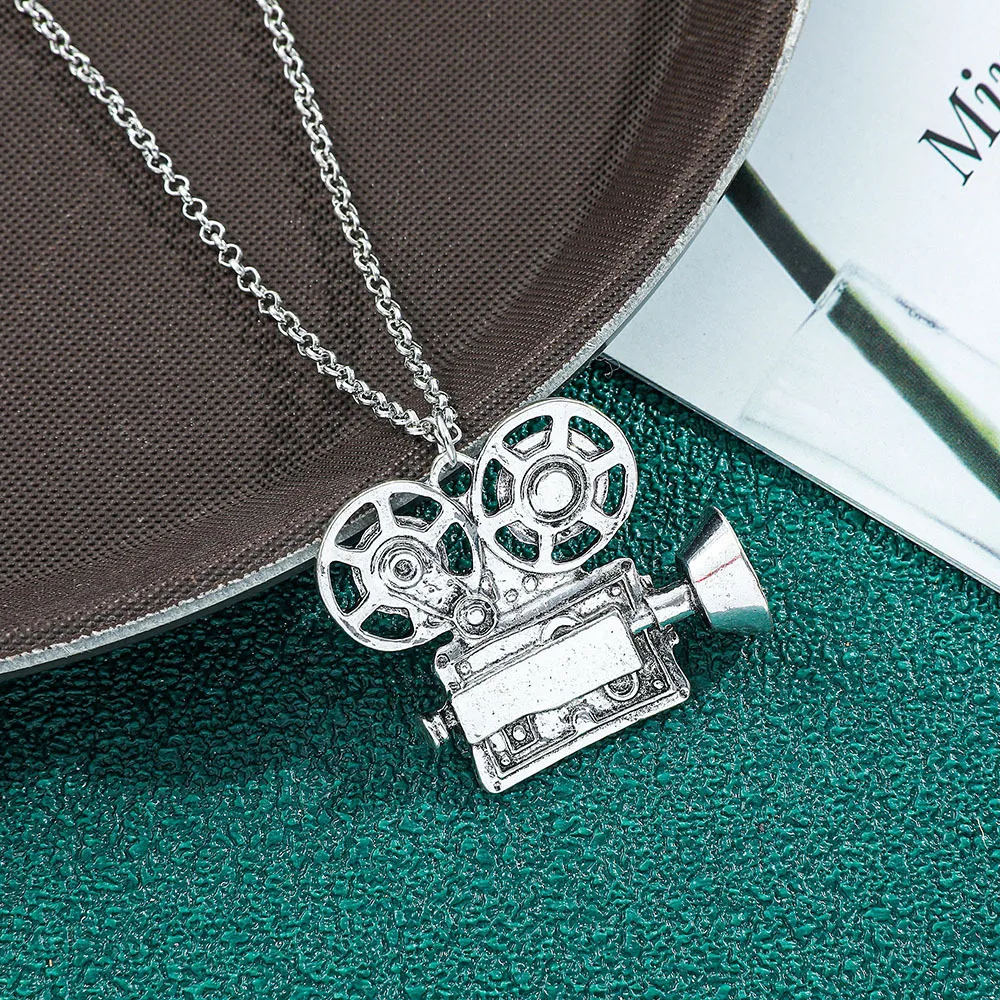 

Vintage Phonograph Pendant Necklace Hip-Hop Old Money Style Fashionable Commuting Accessory for Wome Men