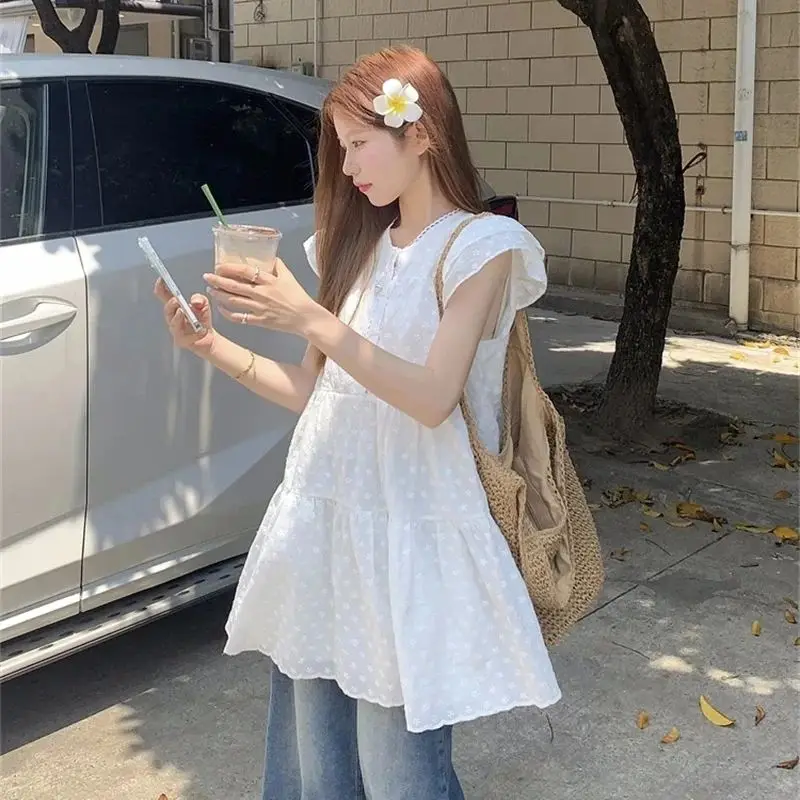 Vestido bordado branco doce e nicho à beira-mar para mulheres no verão de 2025, saia curta e pequena em camadas, saia de bolo