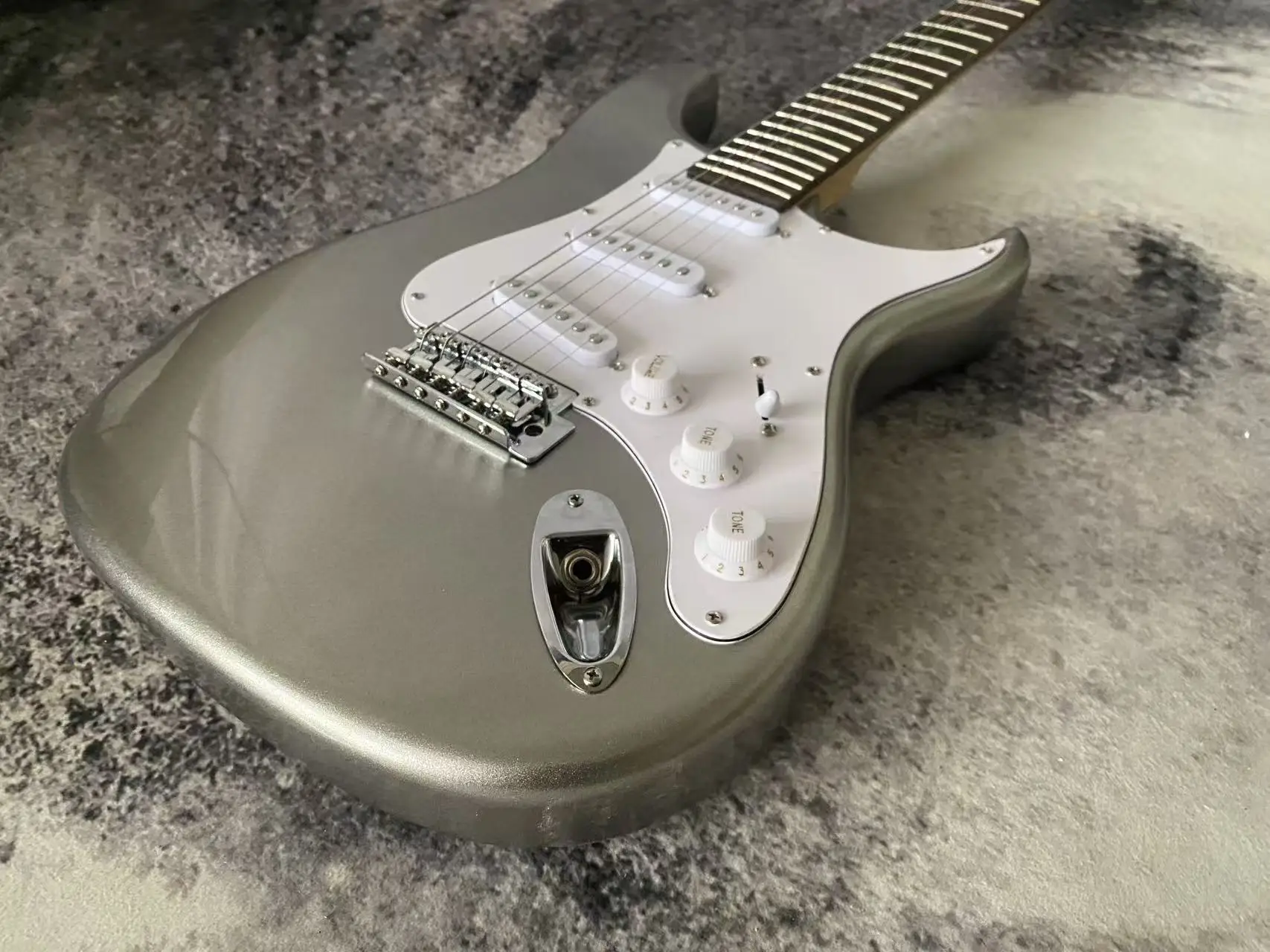 Solid Body Electric Guitar, Metallic Silver Gloss Finish with White Pickguard, SSS Single Coil Pickup Set, Single Tremolo System