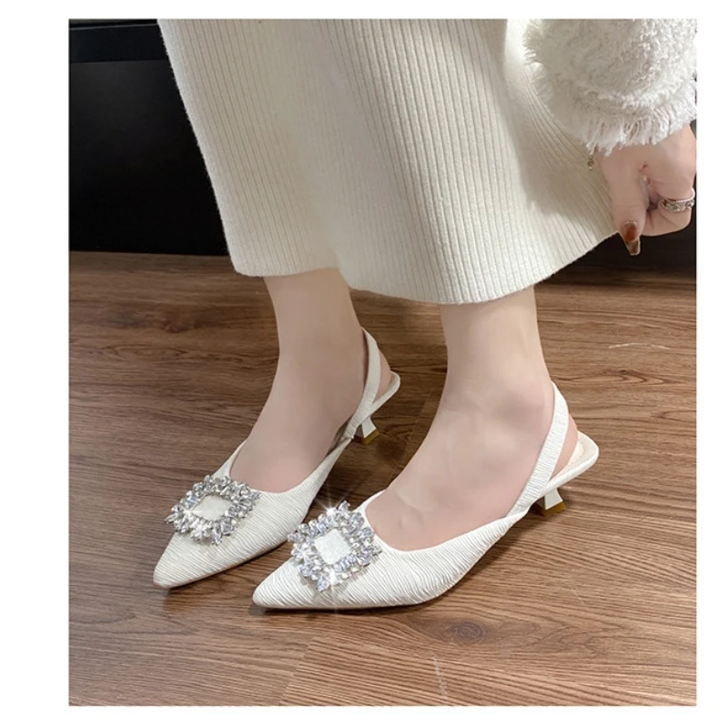 2025 الربيع خنجر تو سحب النسخة الكورية مثير الصنادل الحفلات أحذية نسائية حجر الراين موضة الصيف الصنادل Zapatos De Tacón