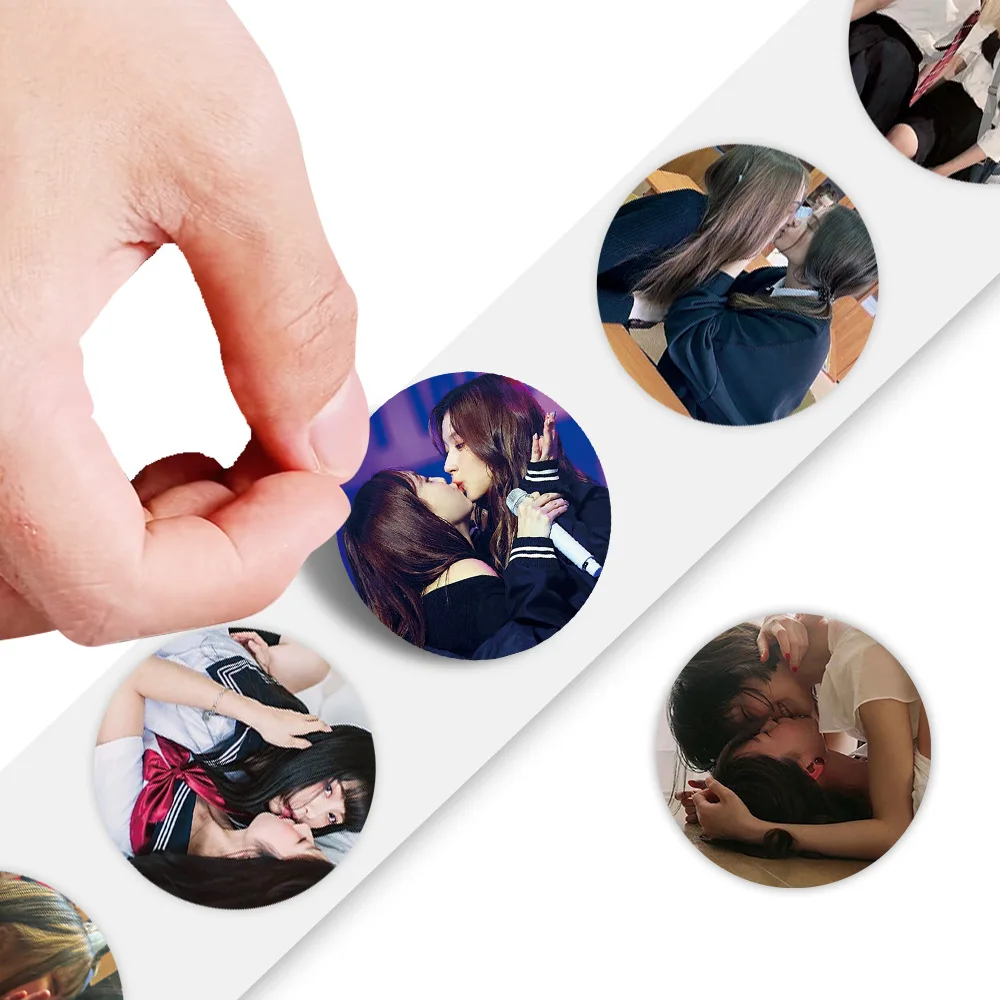 500 Teile/rolle Lesben Roll Aufkleber Lesben Frauen Kuss Versiegelung Aufkleber DIY Laptop Telefon Gitarre Wasser Tasse Auto Skateboard Kind spielzeug