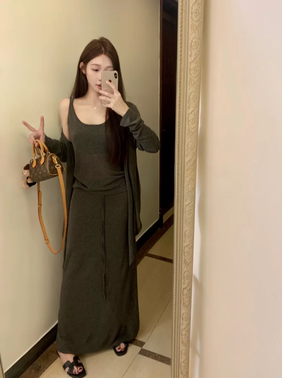 

Льняной шелковый вязаный комплект из трех предметов: кардиган с длинными рукавами, топ на бретельках, модная полуприлегающая юбка. Женский летний комплект 2025 в стиле Lazy Sle.