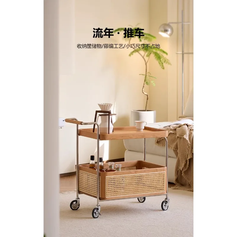 Carrello retrò con bordo in legno massello, alcuni divani del soggiorno, armadietto portaoggetti in rattan, armadietto laterale mobile