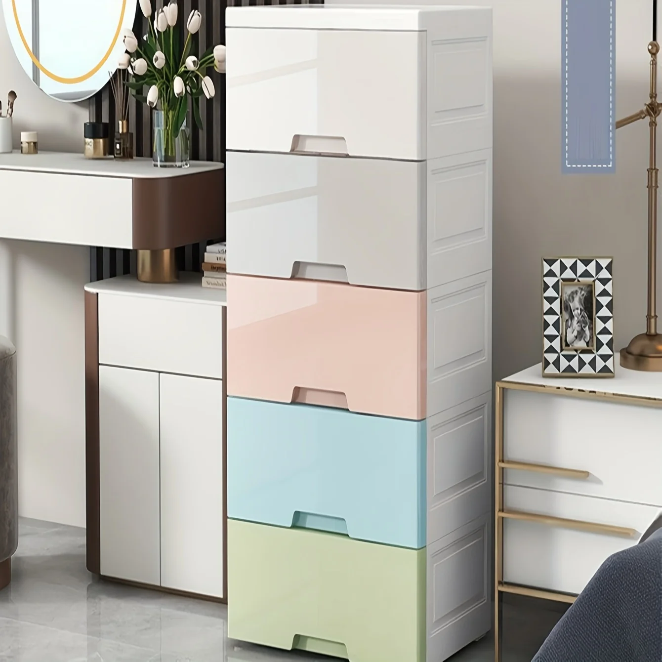 

Утолщенный пластиковый шкаф-органайзер с выдвижными ящиками для хранения детской одежды, экономящий место для домашнего использования.