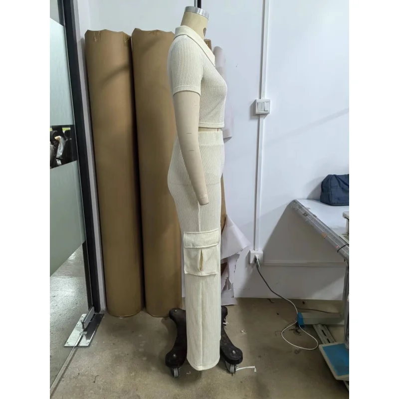 Geripptes, gestreiftes zweiteiliges Outfit für Damen, Revers, Reißverschluss, kurzärmeliges Crop-Top, hochtaillierte Cargo-Hose mit weitem Bein, lässiger Trainingsanzug – Detail 5