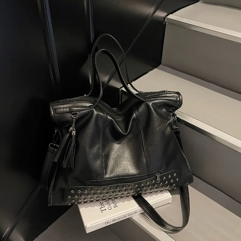 Damen-Handtasche mit Nieten- und Quastenverzierung, Weiche PU-Leder Schultertasche, Große Umhängetasche für den Alltag – Detail 14