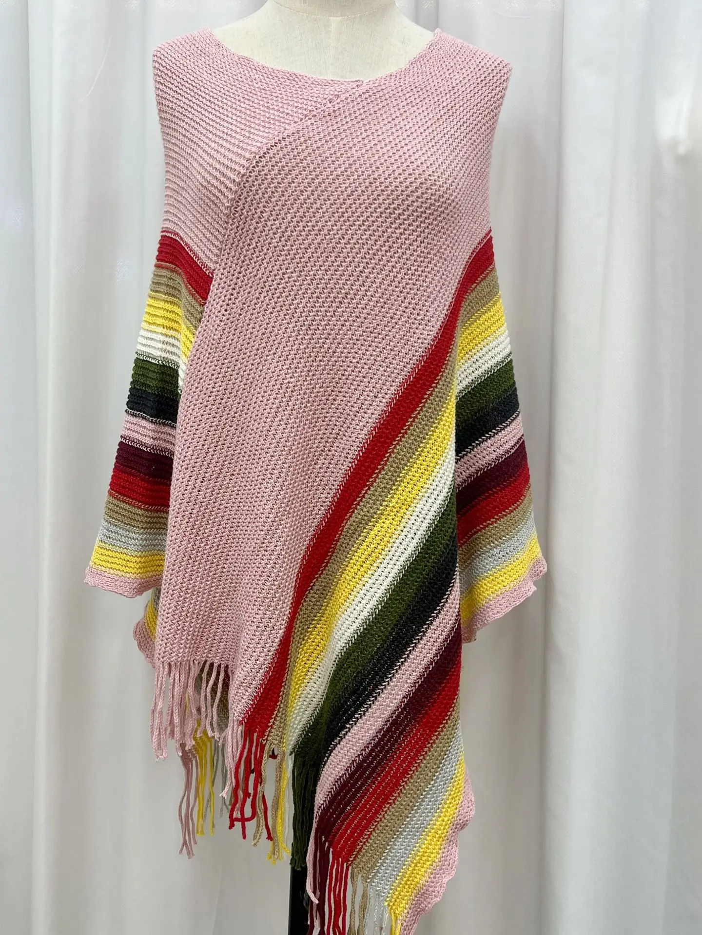 الأوروبية والأمريكية الخريف/الشتاء وصول جديد نمط العرقية الملونة شرابة Capelet مضيئة المرأة السفر تريكو ملابس خارجية P1