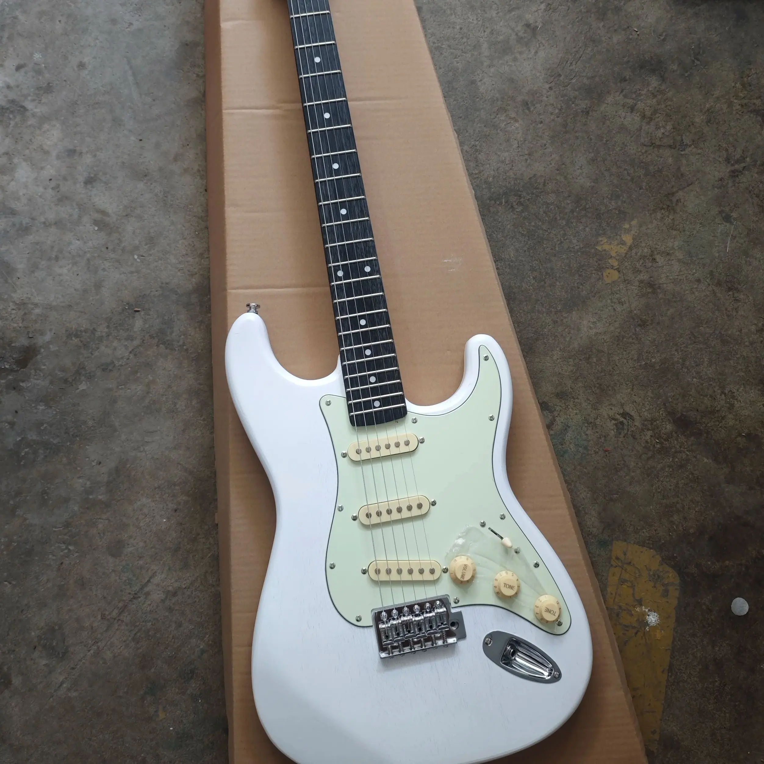 

White six-string classic body Maple neck wood grain basswood body rose wood fingerboard Light green panel