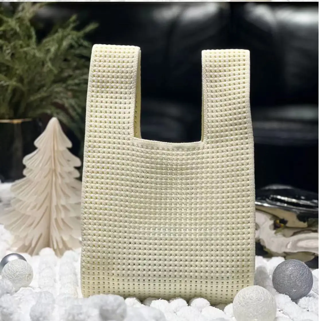 Bolso de mano de punto para mujer, bolsa de cubo de agua hueca, versátil, de muñeca Simple, para vacaciones, 2024