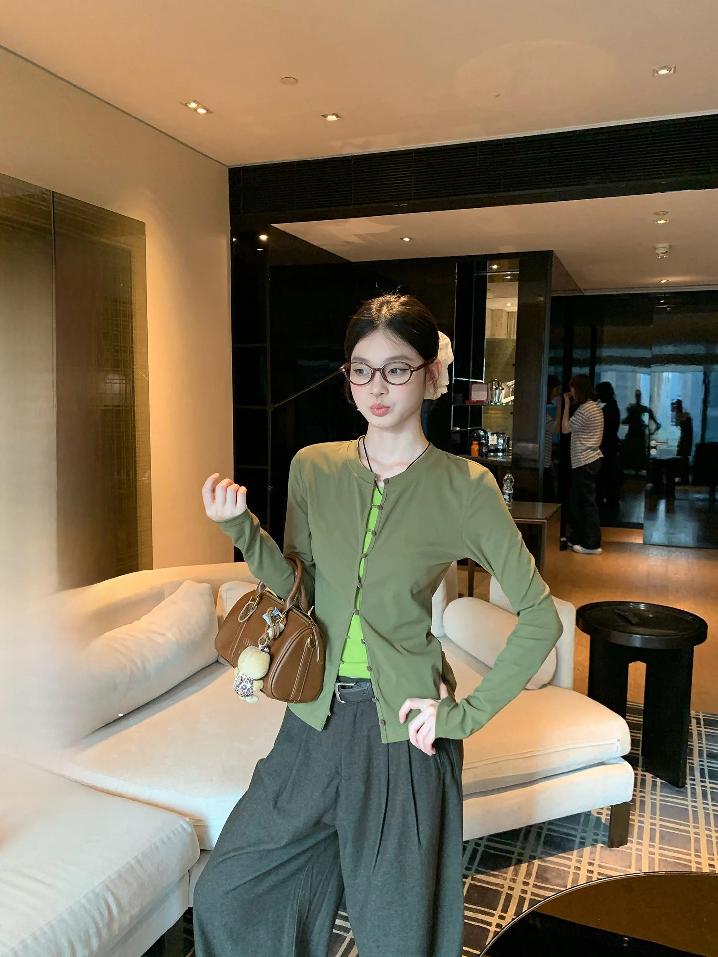 

Eeni Button Design Base Layer irt Поддельная двухсекционная длинная футболка Све женская осенне-зимняя одинарная одежда маленький топ