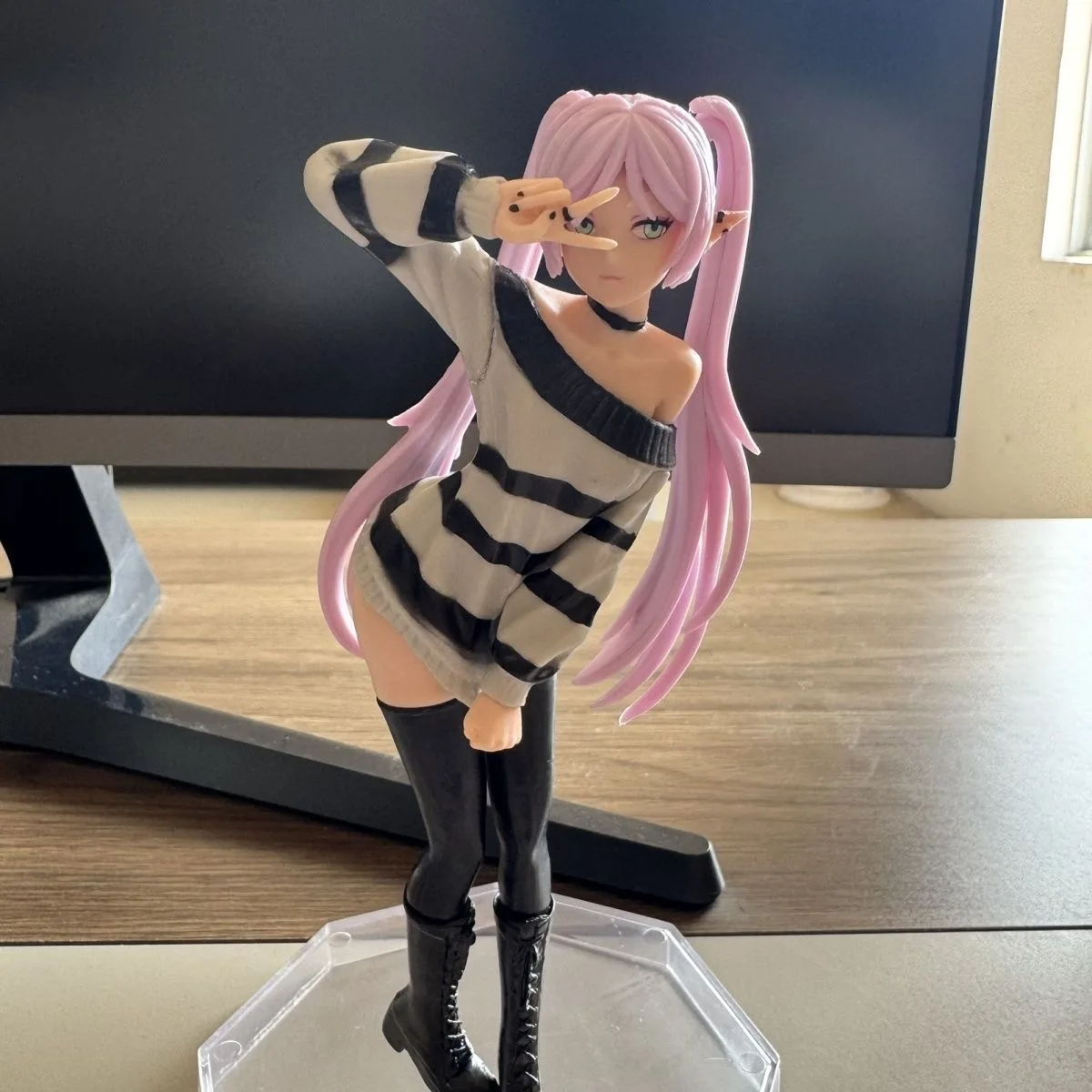 Figura Coleccionable de Anime de 19 cm - Frieren: Beyond Journey's End, Traje Casual a Rayas, Pose de Victoria, Modelo de PVC, Estatua, Juguete, Regalo para Niños