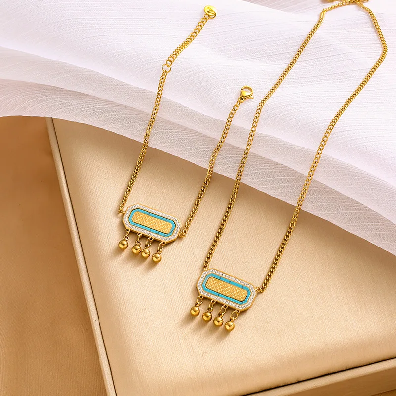 امرأة أنثى بها قلادة سوار مرصعة بالفولاذ المقاوم للصدأ تتميز بمعداد بيضاوي مربع لجذب الثروة