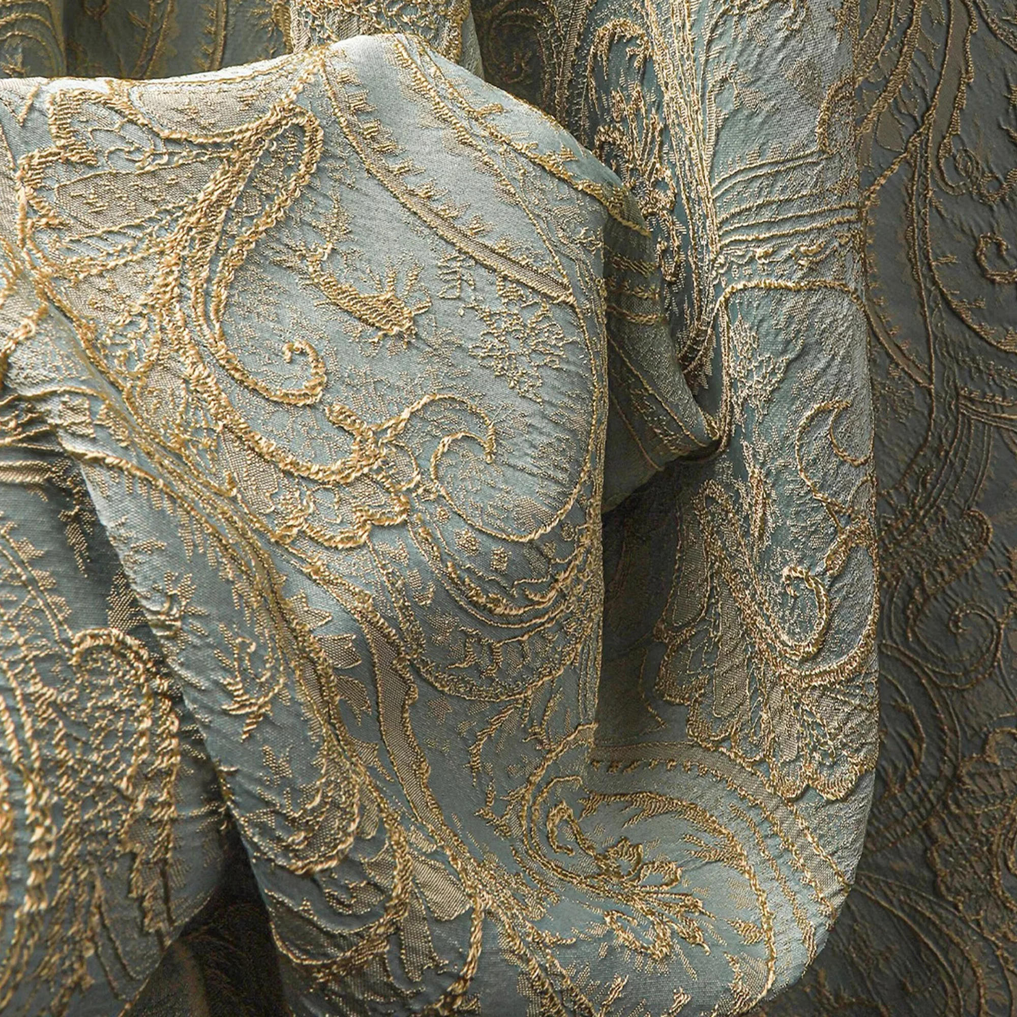 Designer di indumenti a mezza gonna decorata con tenda in rilievo tridimensionale in cotone jacquard di seta dorata con trama floreale blu oro