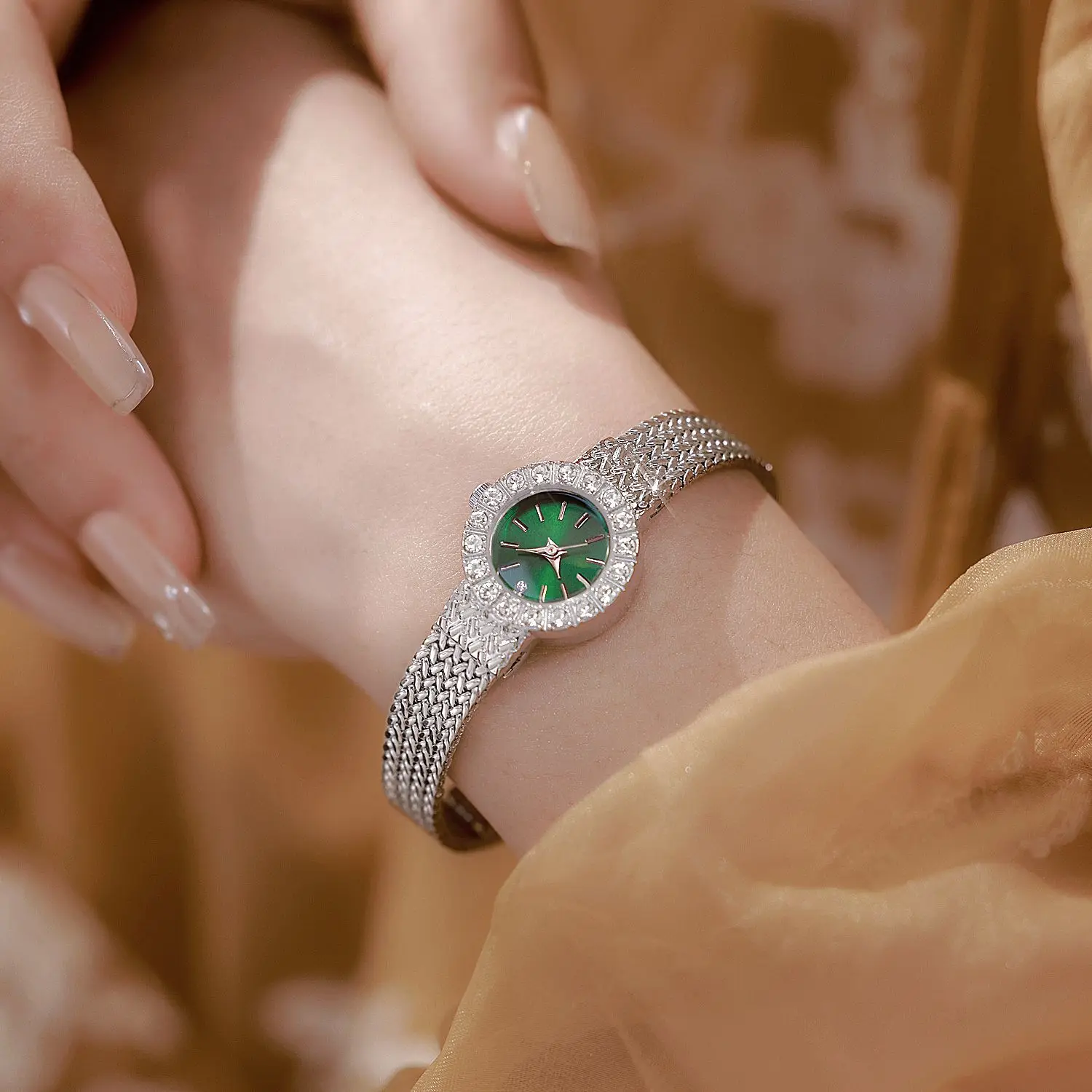 Orologio da polso da donna vintage Orologio da donna con temperamento di lusso Cinturino a forma di grano Orologio al quarzo da donna con quadrante circolare con diamanti