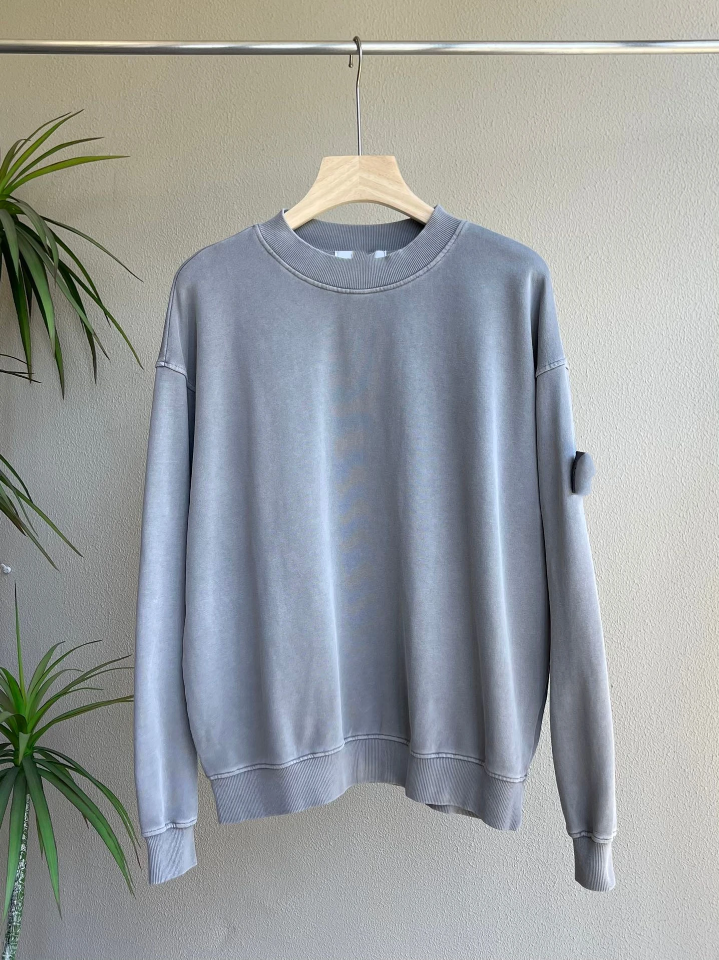 سترة فضفاضة بياقة مستديرة مغسولة بتصميم عتيق مع شارة مطرزة للرجال بلون موحد موضة خريف 2024