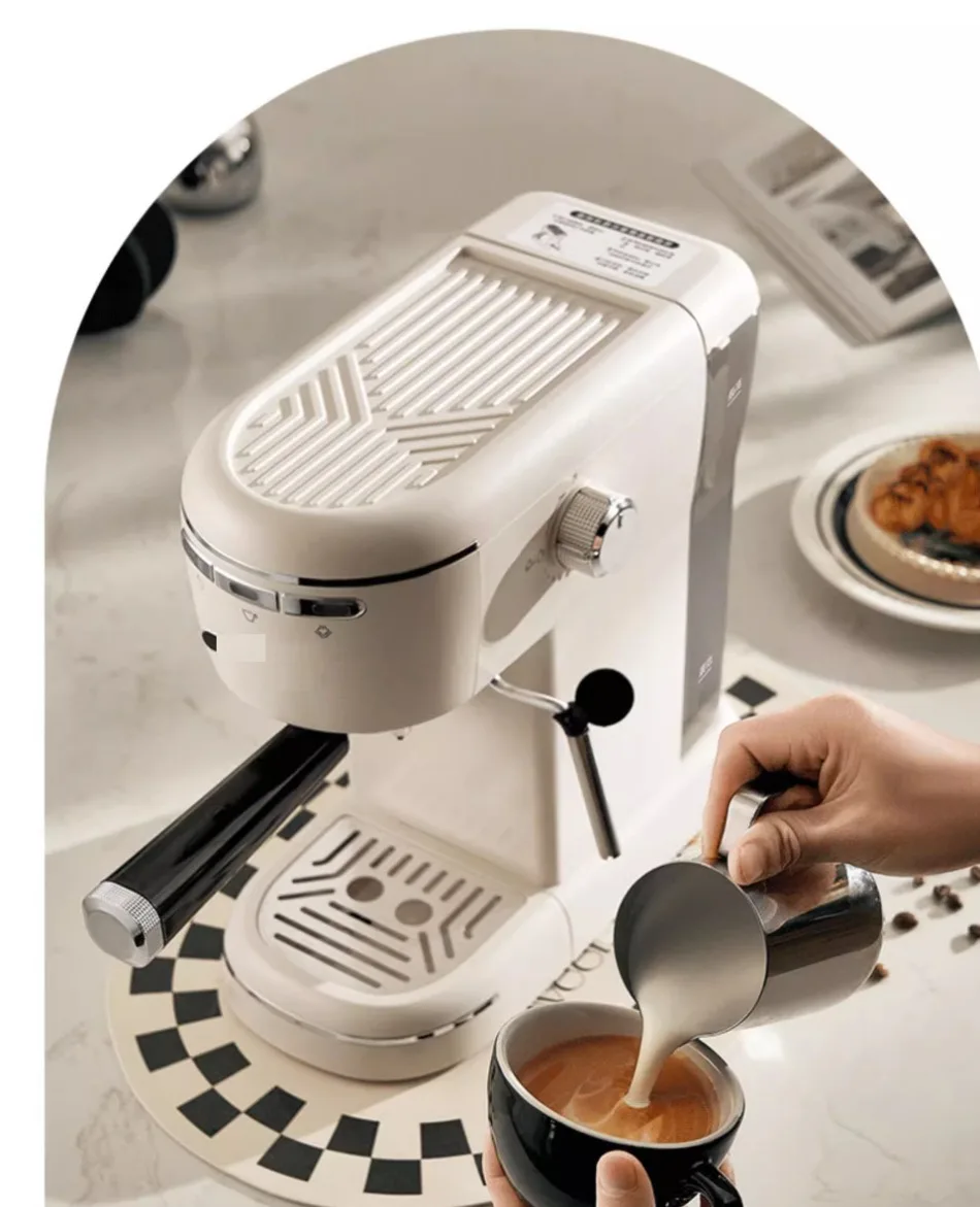 Italian Espresso coffee maker. Gourmet coffee machine at home. 15 bar pressure, capacity 1.1L, 1100W. EC685 model