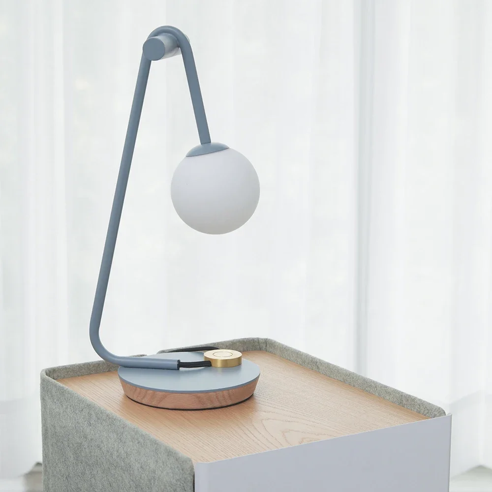 

Minimalist table, bedroom, bedside minimalist plug-in small desk lamp, high creativity
