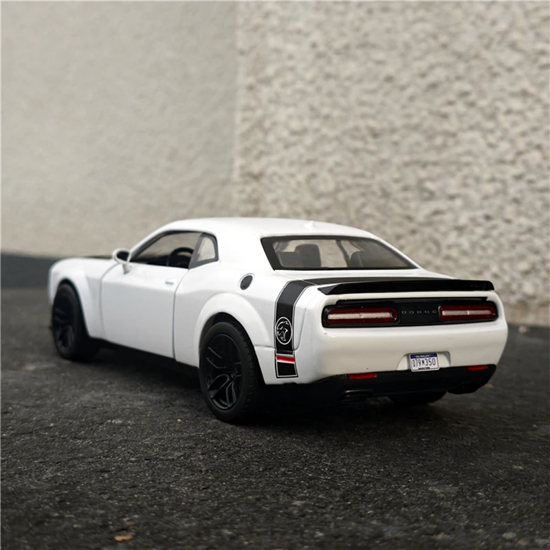 1/24 DODGE Challenger Hellcat SRT Alloy Sports Car Model Diecasts Metal Simulation Race Car Model Collection Childrens Toys Gift