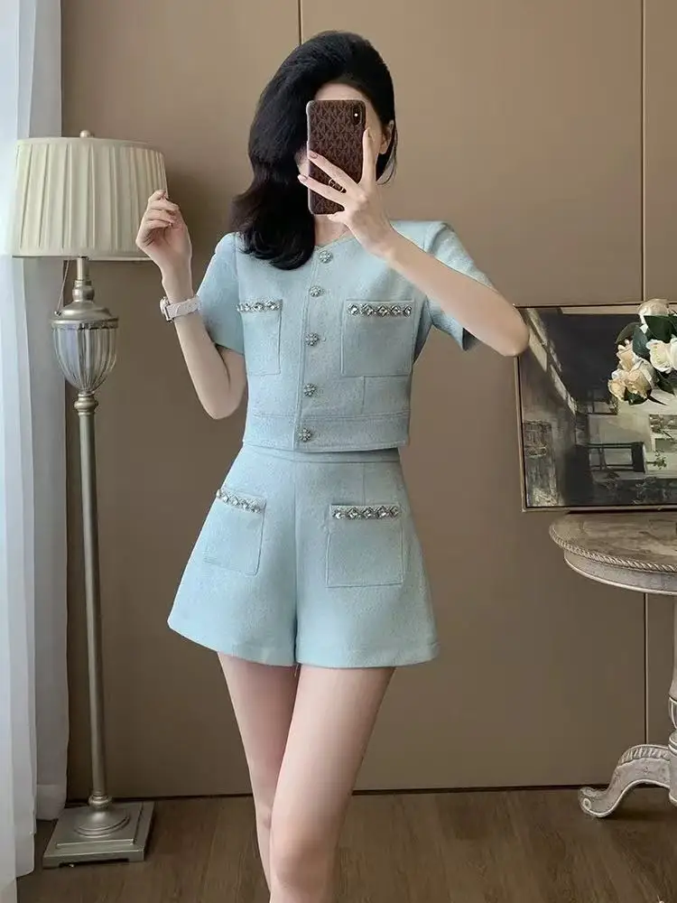 

Новинка 2025 года, шикарный женский твидовый комплект из двух предметов, модный летний весенний комплект с короткими рукавами, красивые наряды с маленьким ароматом и пуговицами