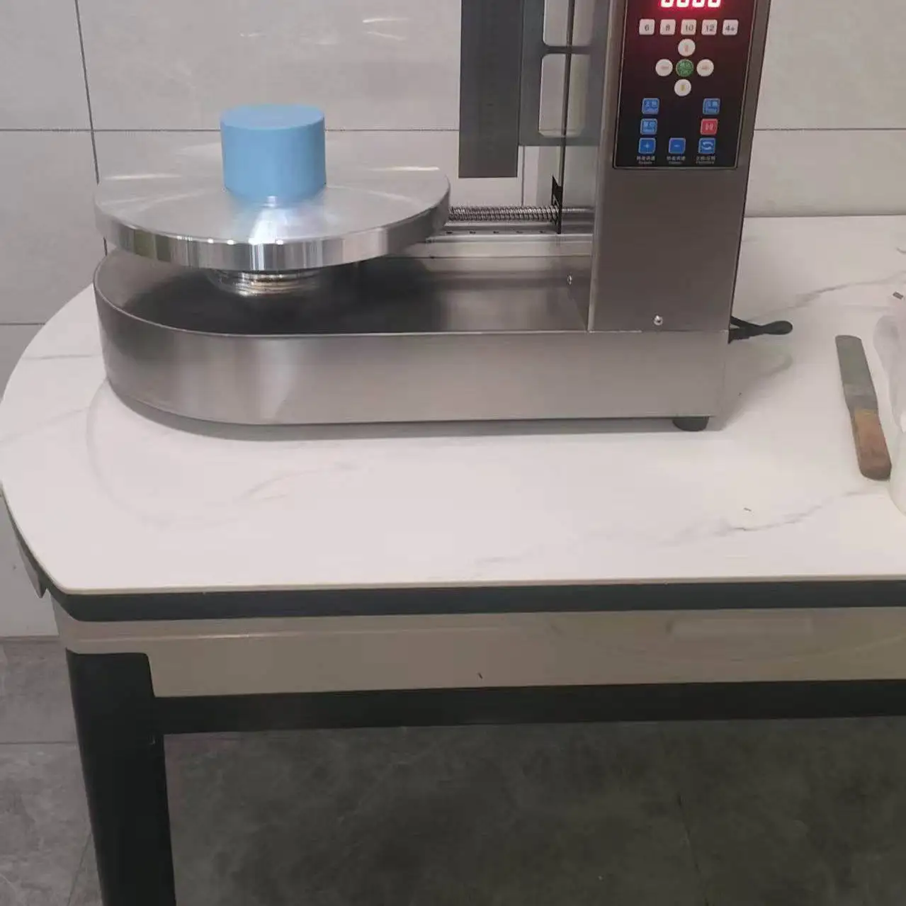Semi Automatic Round Birthday Cake Cream Butter Spreading Machine Small Tabletop Cakes Chocolate Creams Icing Coating Equipment