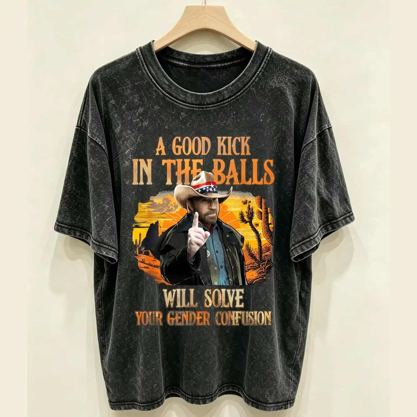 washed T Shirt Chuck Norris A Good Kick In The Balls Will Solve Your Gender Confusion vintage Washed homme Slightly Breathable