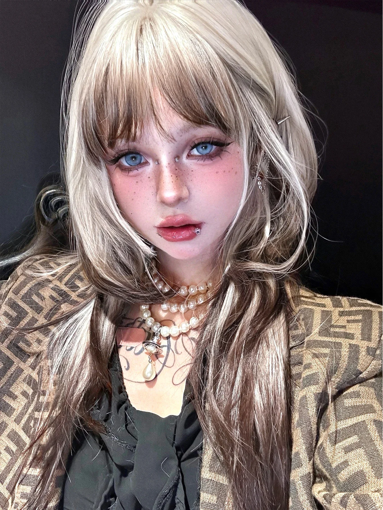 Wig sintetik 26 inci model pirang cokelat dengan Wig sintetik Wig rambut panjang lurus untuk penggunaan sehari-hari wanita Cosplay tahan panas