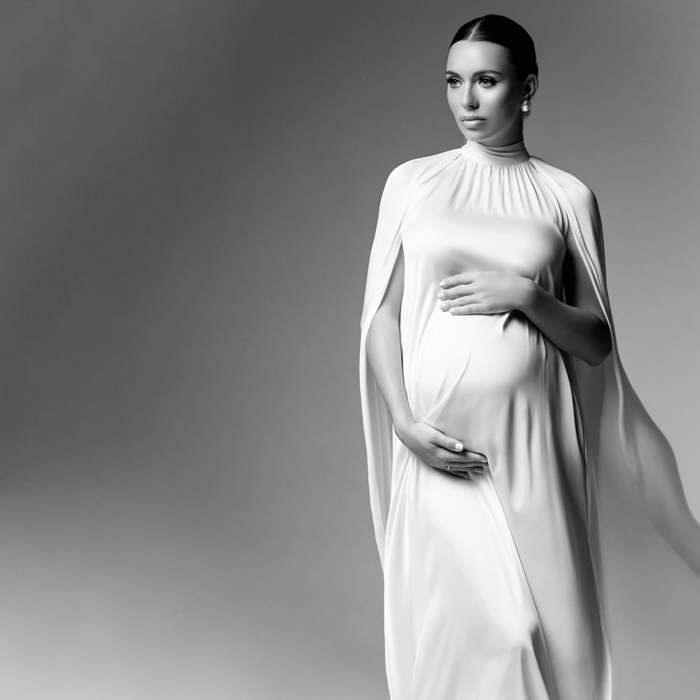 elegante-abito-premaman-bianco-per-servizio-fotografico-vestito-lungo-con-spacco-alto-e-maniche-a-mantella-per-donne-in-gravidanza