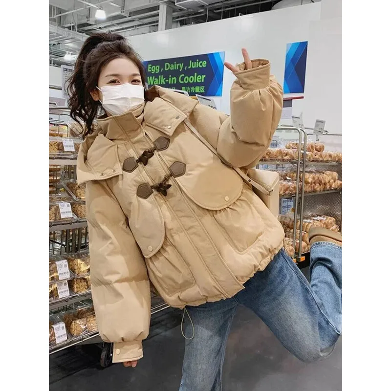 Piumino corto da donna invernale ispessito Cappotto stile pane Cappotto con fibbia in corno Vestibilità ampia con cappuccio Capispalla in cotone per la stagione fredda