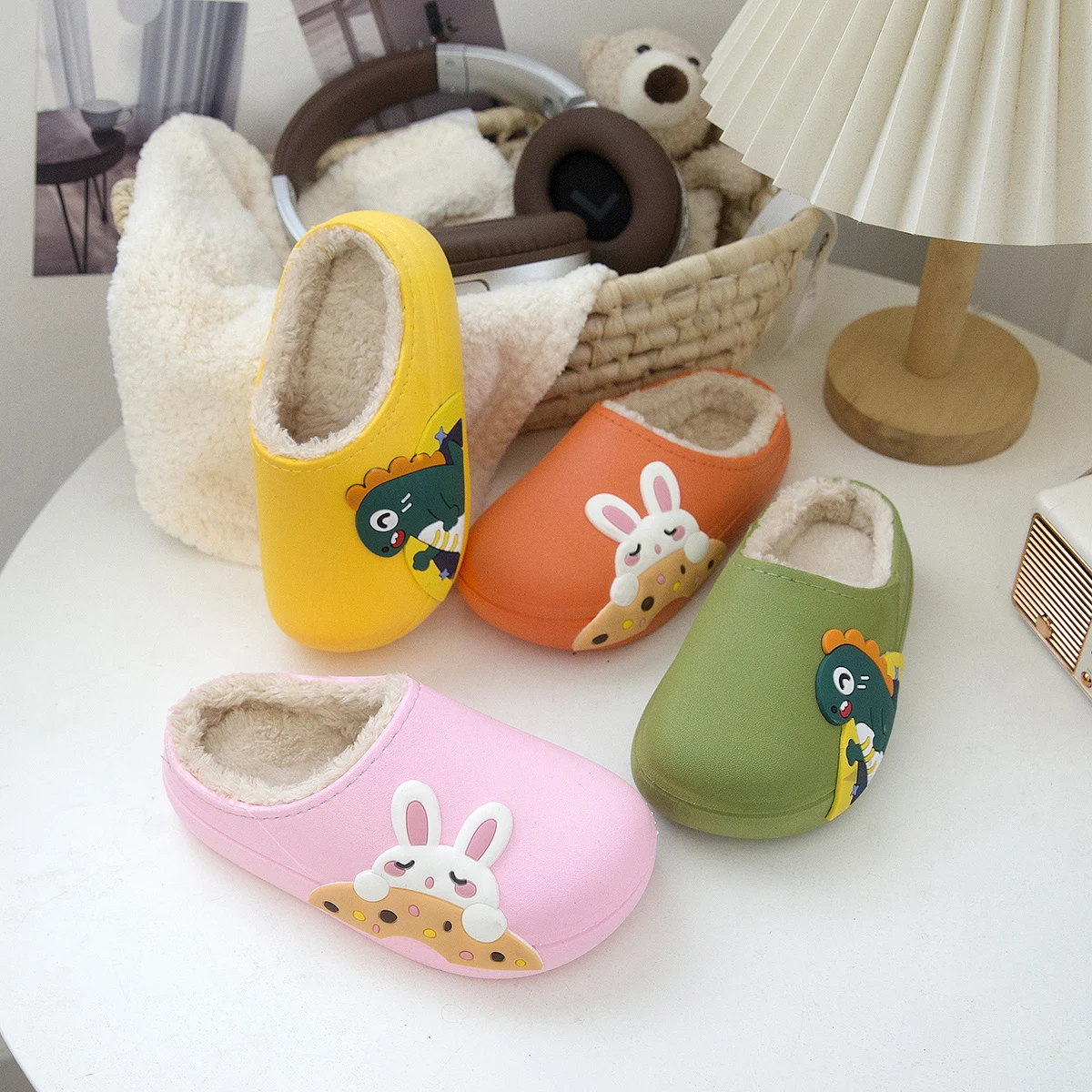 Simpatici cartoni animati per ragazzi e ragazze, scarpe in cotone per la casa, dinosauro, pantofole primaverili e autunnali per bambini, nuovo stile per la schiena del bambino