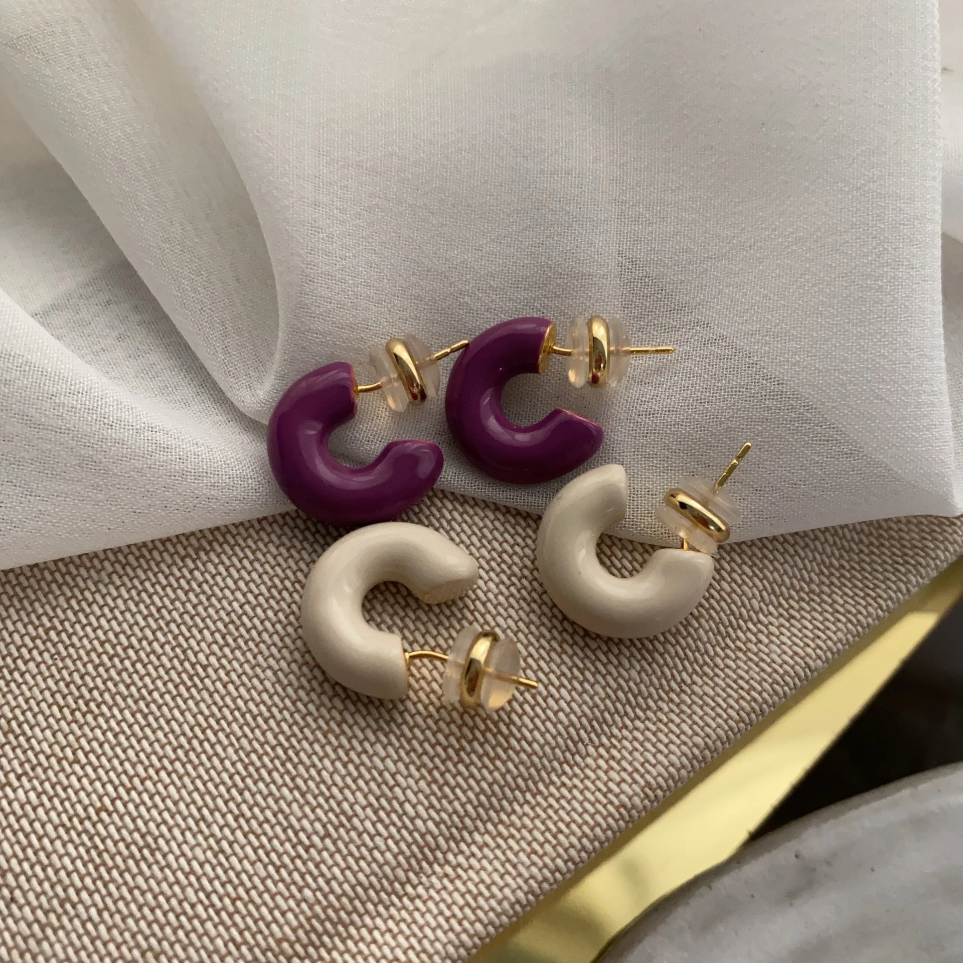 

Vintage Copper Metal Oil Drop C Shape Hoop Earrings for Women Fashion White Color Circle Round Exquisite Glossy Earrings Jewelry