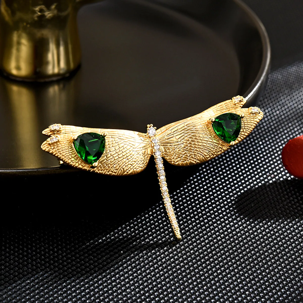 Broche libellule de luxe légère exquise, épingle haut de gamme, accessoires vestisens, épingles créatives, corsage d'insectes, broche féminine