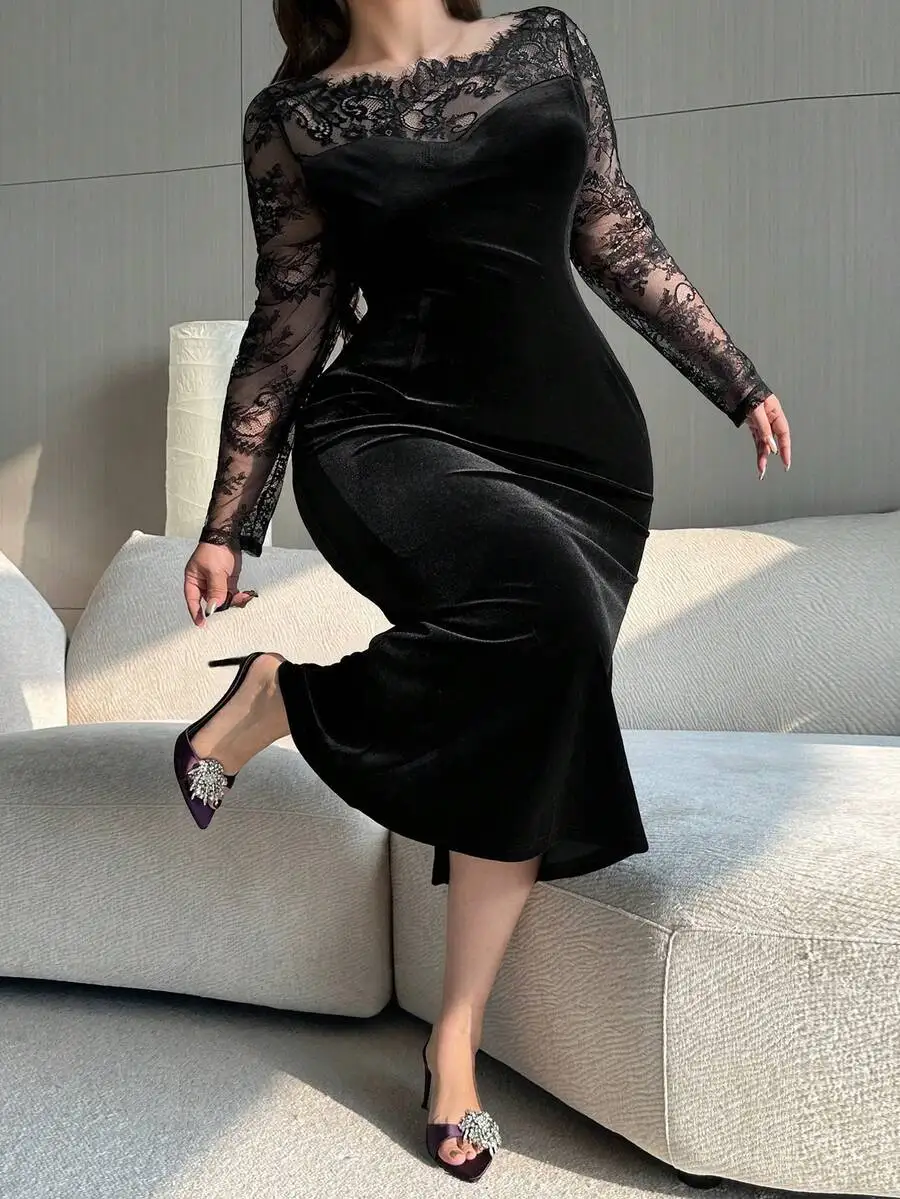

Черное бархатное облегающее платье с кружевными рукавами и прозрачной накидкой для вечерних мероприятий