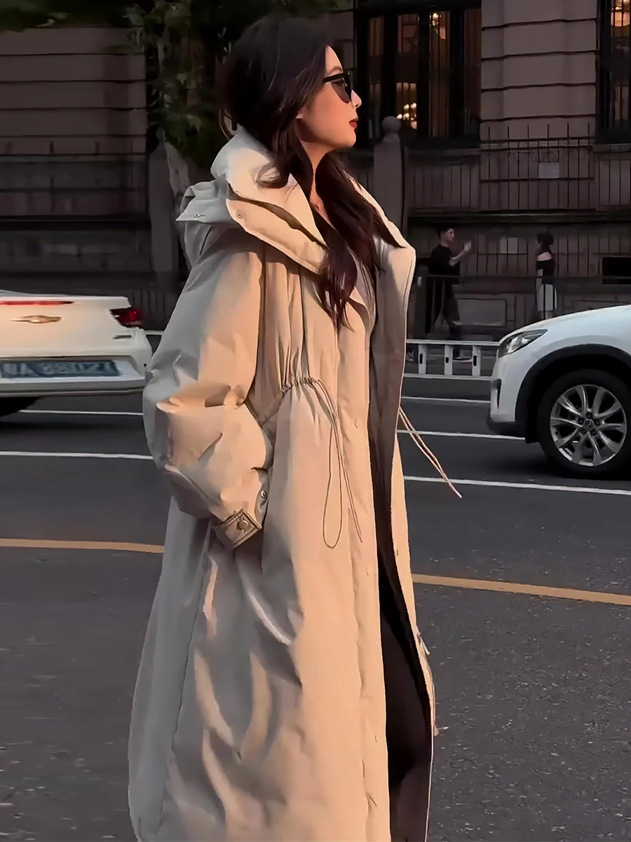 Elegante Piumino Lungo da Donna in Piuma d'Oca Bianca con Cappuccio e Design con Cordoncino, Capospalla Invernale