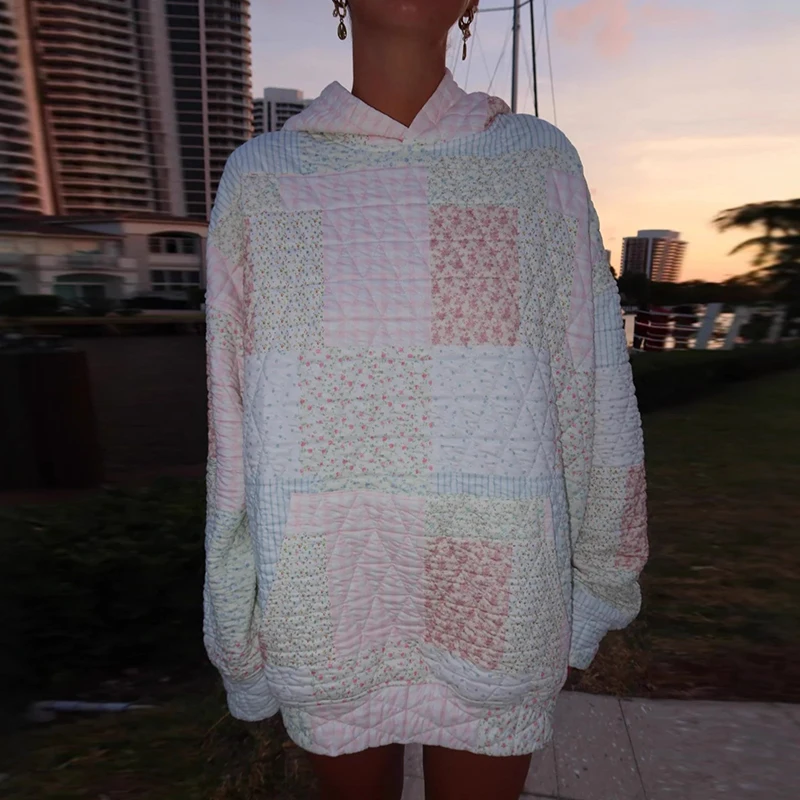 Comfortabele herfst- en winterset in lichte kleuren met bedrukt los pak, halfhoge halstop met broek, thuisset