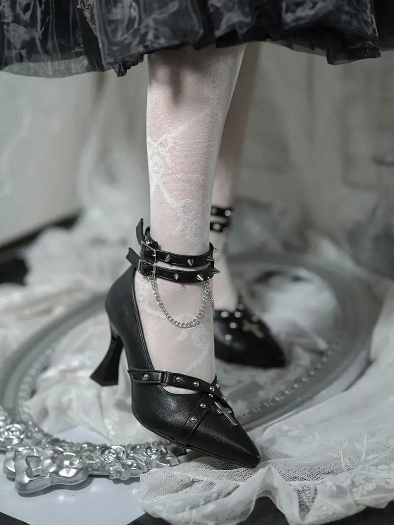 Overdracht studentenschoenen Kruishoge hakken met teenkappen en dunne hakken Punkschoenen Zwarte hoge schoenen Zwarte ketting met studs