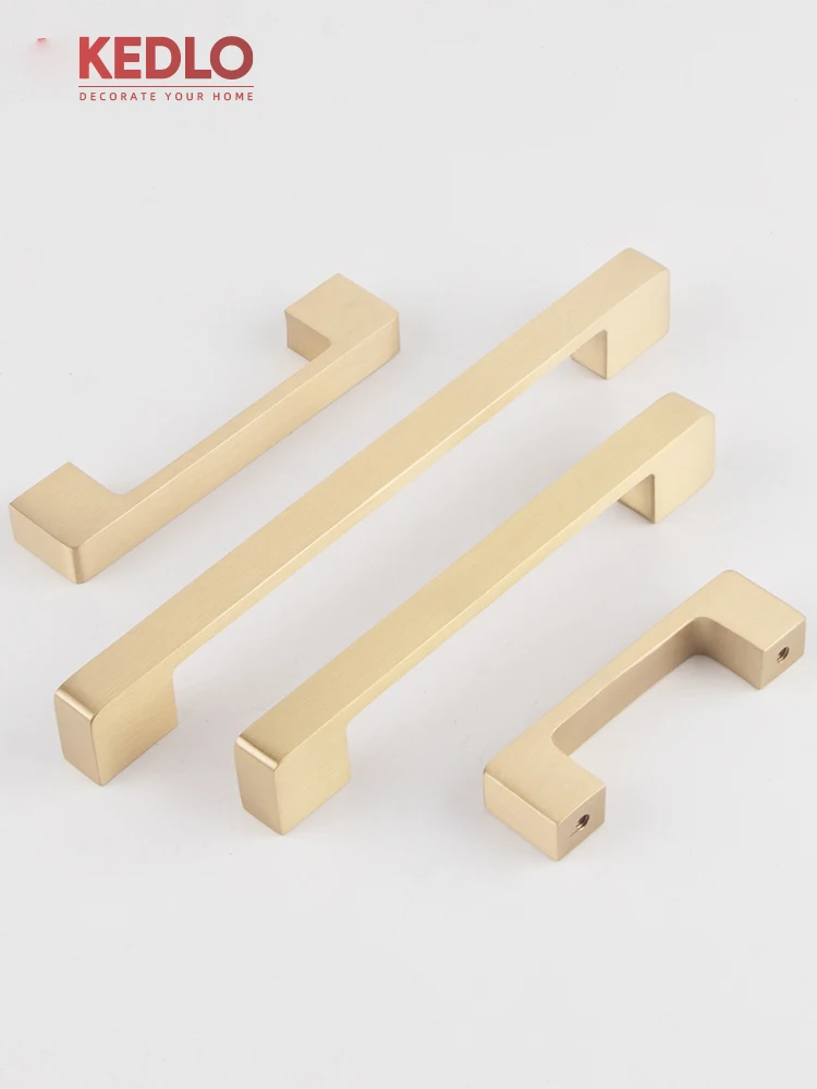 KEDLO Massiver Messinggriff, modern, minimalistisch, gebürstetes Messing, flacher Küchenschrank- und Schubladengriff in Gold. – Detail 1