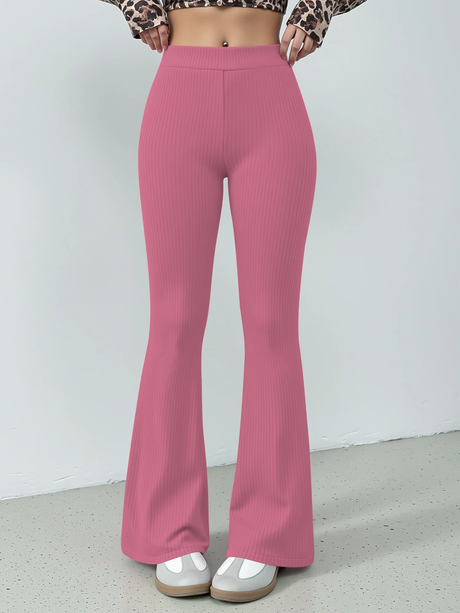 

Шикарные брюки-клеш с высокой талией и ребристой отделкой – универсальные эластичные брюки для работы и отдыха, стройнящий силуэт, визуально удлиняющий ноги.