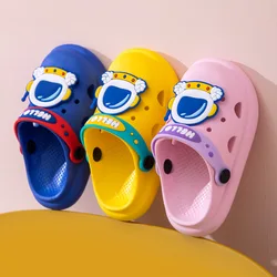 Pantofole per bambini dei cartoni animati scarpe estive per ragazzi con foro ragazze abbigliamento Outdoor Slip sandali solidi 2-8 anni scarpe con fili per bambini