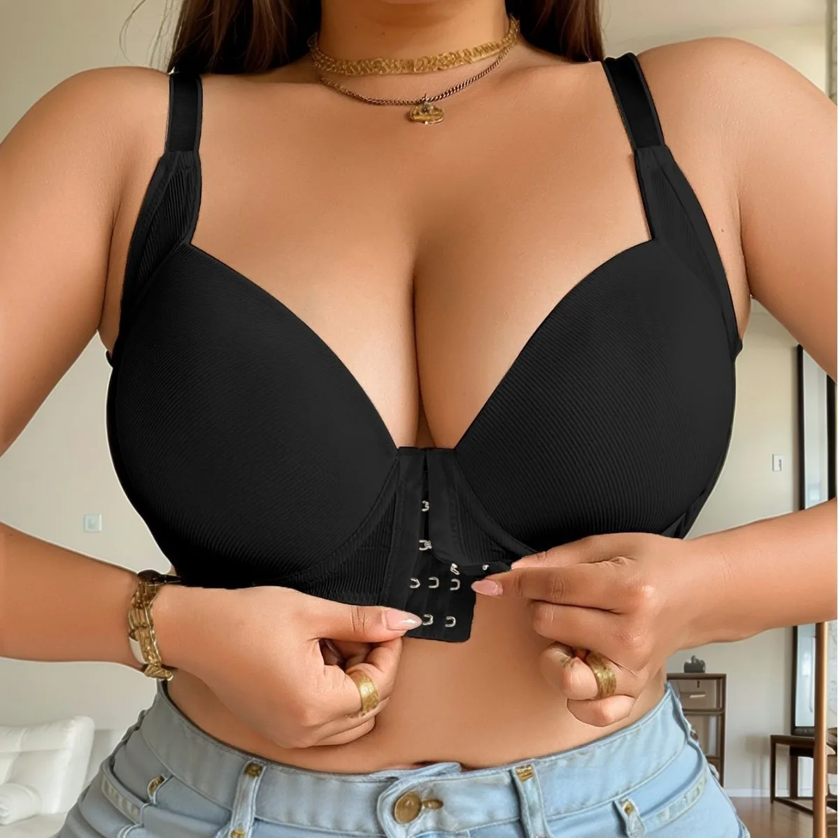 ظهر جميل عصري وبسيط على شكل حرف U مدسوس في زوج من الثديين، حمالة صدر بأزرار أمامية، مقاس كبير متجمع مع سلك داخلي